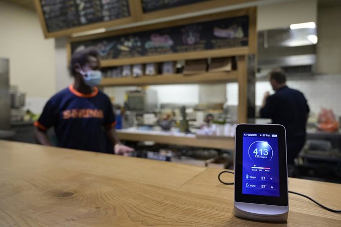Un medidor de CO2 en el interior de un restaurante en Galicia el día que entra en vigor su obligatoriedad, en 23 de abril de 2021, en A Coruña, Galicia (España). Desde hoy, todos los restaurantes que sirven cenas en Galicia están obligados a contar con 