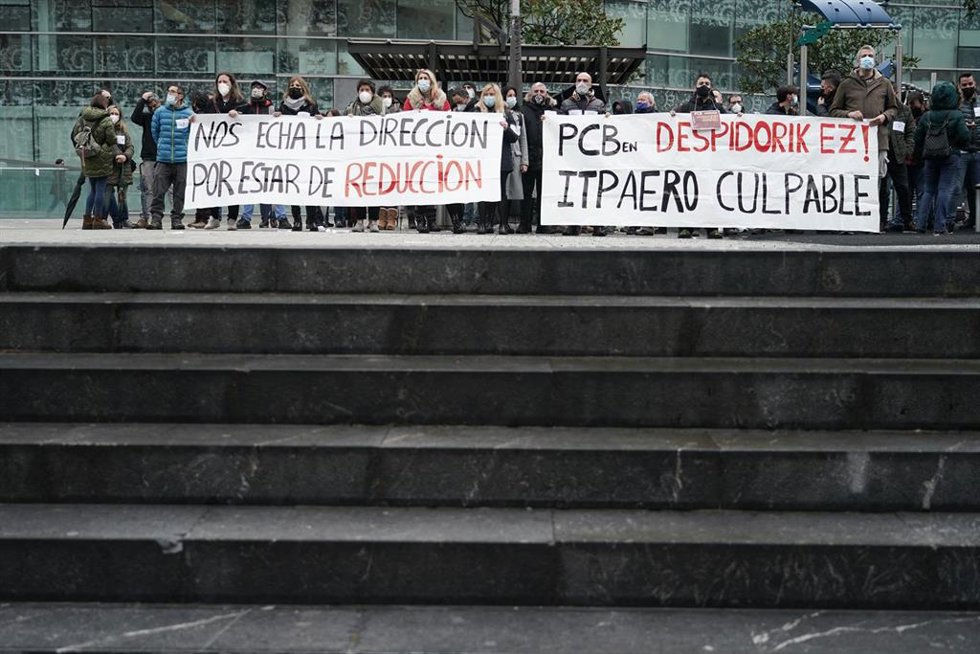 Archivo - Varias personas sujetan una pancarta en la que se lee: `Nos echa la dirección por estar de reducción durante una concentración de los trabajadores de PCB, perteneciente al grupo ITP