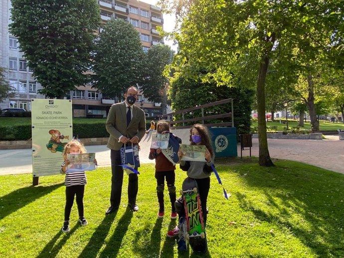 El concejal Mario Arias junto a participantes en el mural del Skate Park 'Ignacio Echeverría' del Campo San Francisco