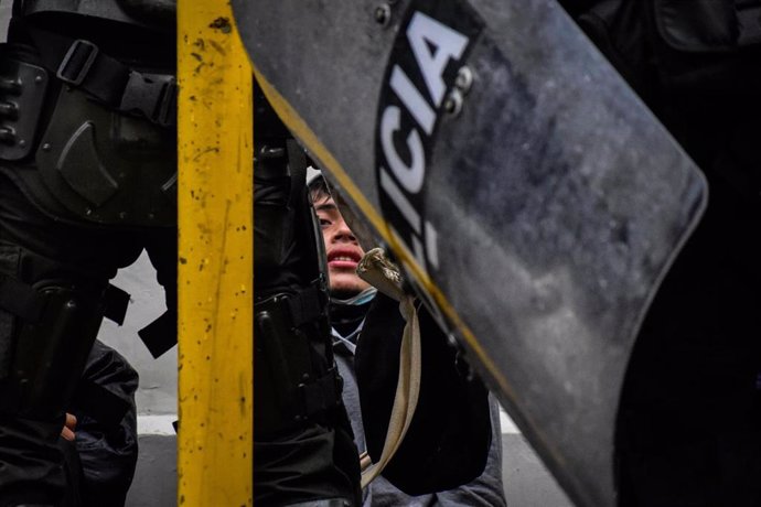 Un joven es detenido por un grupo de agentes del Escuadrón Móvil Antidisturbios (ESMAD) durante las últimas protestas en Colombia.