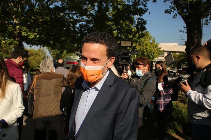 El candidato de Ciudadanos a la Presidencia de la Comunidad de Madrid, Edmundo Bal, tras ejercer su derecho a voto en el Centro cultural Alfredo Krauss, a 4 de mayo de 2021.