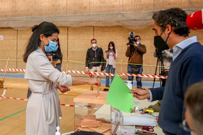 La candidata de Vox a la Presidncia de la Comunitat de Madrid, Rocío Monestir, exerceix el seu dret a vot en el Collegi Sant Agustín.