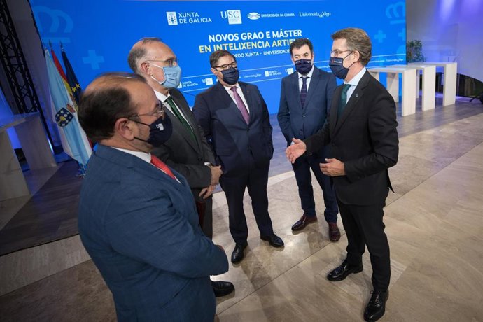 El presidente de la Xunta, Alberto Núñez Feijóo, acompañado del conselleiro de Educación, Román Rodríguez, y los tres rectores.
