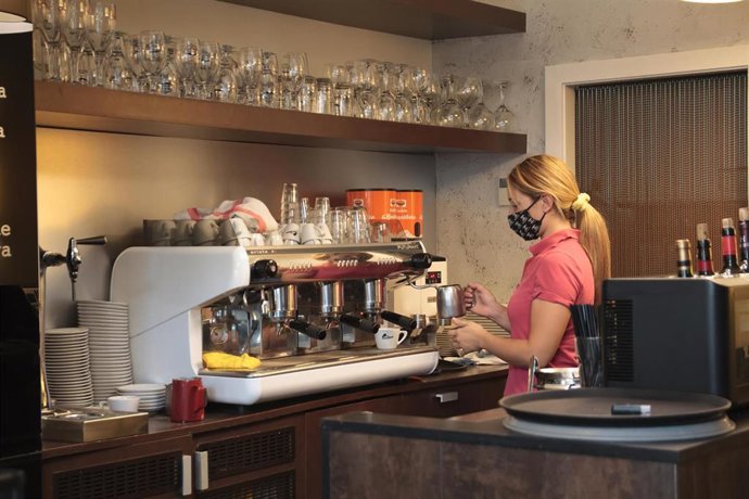 Archivo - Una camarera trabaja en su establecimiento de Calahorra, La Rioja (España), a 1 de octubre de 2020. 