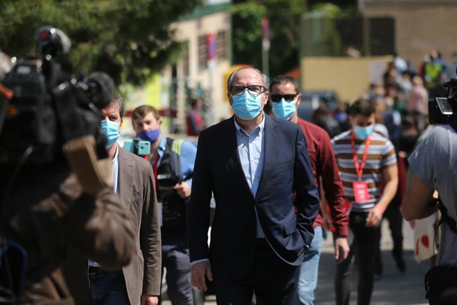 El candidato del PSOE a la Presidencia de la Comunidad de Madrid, Ángel Gabilondo a su salida después de ejercer su derecho a voto en el Colegio Joaquín Turina, a 4 de mayo de 2021, en Madrid (España). Un total de 5.112.658 madrileños están llamados a las