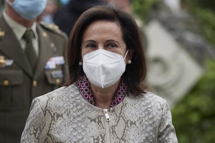 La ministra de Defensa, Margarita Robles, durante un acto en homenaje al cabo fallecido del Regimiento de Infantería América 66, a 3 de mayo de 2021, en el Acuartelamiento de Aizoáin, Berrioplano, Navarra, (España). La ministra trasladará sus condolenci