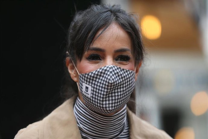 La vicealcaldesa de Madrid, Begoña Villacís, durante la jornada de reflexión en la plaza madrileña de Santa Ana.