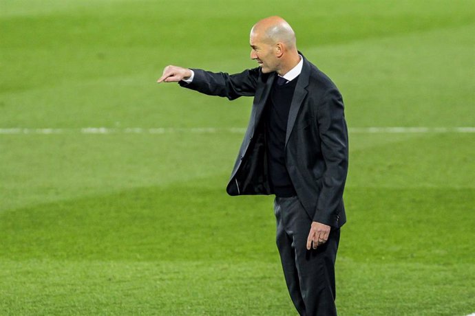 Zinedine Zidane da instrucciones durante el Real Madrid-Osasuna de LaLiga Santander 2020-2021