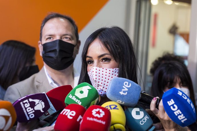 La vicealcaldesa de Madrid, Begoña Villacís, respon els mitjans a la seva arribada a la seu del partit minuts abans del comenament de les votacions de la jornada electoral