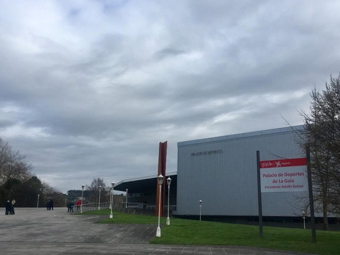 Archivo - Palacio de deportes de La Guía, en Gijón, donde se están administrando las vacunas contra la Covid-19.