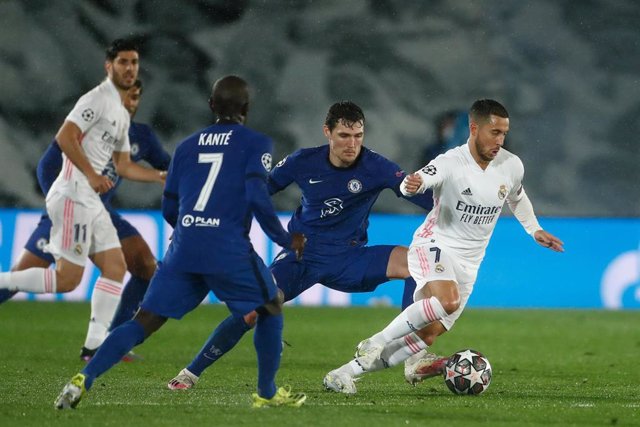 Eden Hazard conduce la pelota ante Kanté en el Real Madrid-Chelsea de ida de las semifinales de la Liga de Campeones 2020-2021