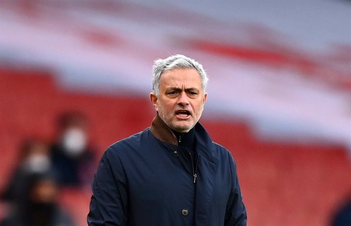 Archivo - 14 March 2021, United Kingdom, London: Tottenham Hotspur manager Jose Mourinho stands on the touchline during the English Premier League soccer match between Arsenal and Tottenham Hotspur at Emirates Stadium. Photo: Dan Mullan/PA Wire/dpa
