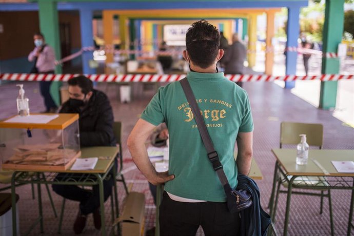 Una mesa electoral en el Colegio Público Asturias en el distrito Puente de Vallecas, a 4 de mayo de 2021, en Madrid (España). 