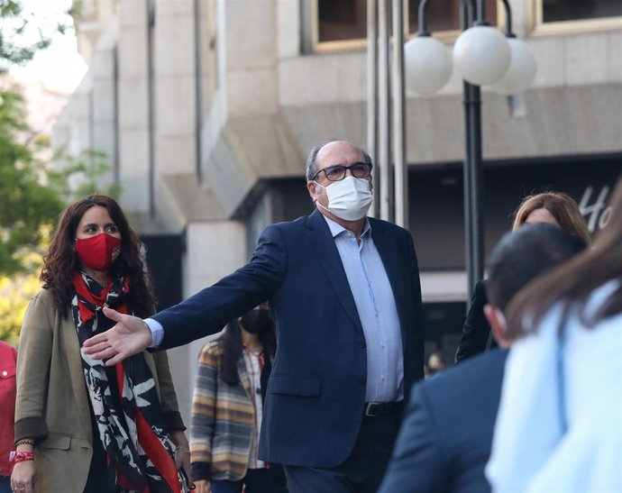 El candidato del PSOE a la Presidencia de la Comunidad de Madrid, Angel Gabilondo, a su llegada al Hotel Princesa Plaza