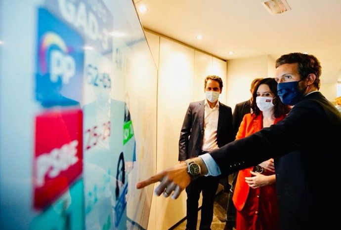 El líder del PP, Pablo Casado, i la presidenta de la Comunitat de Madrid, Isabel Díaz Ayuso, segueixen les dades del recompte a la seu del PP, al carrer Gnova.  A Madrid, a 4 de maig de 2021.