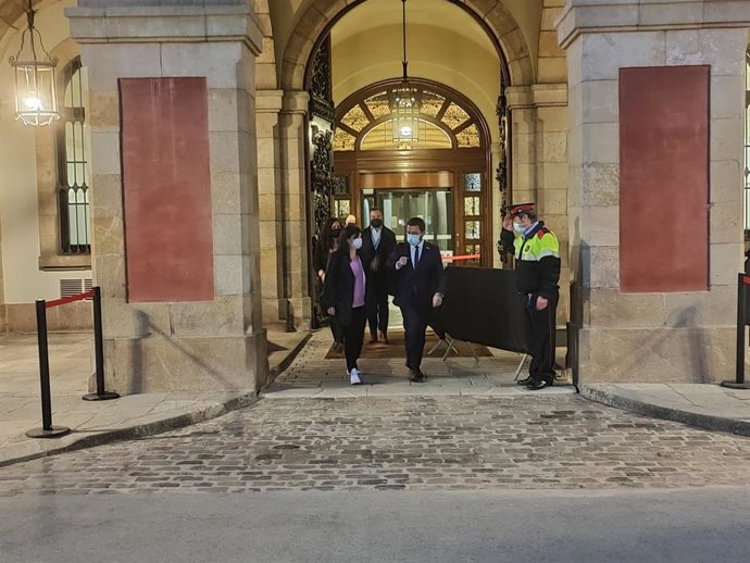 La secretaria general adjunta y portavoz de ERC, Marta Vilalta, y el vicepresidente de la Generalitat en funciones, Pere Aragons, saliendo del Parlament tras una reunión de negociaciones con Junts.