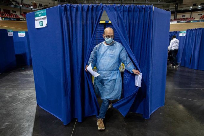 Archivo - Centro de vacunación contra la COVID-19 en París.
