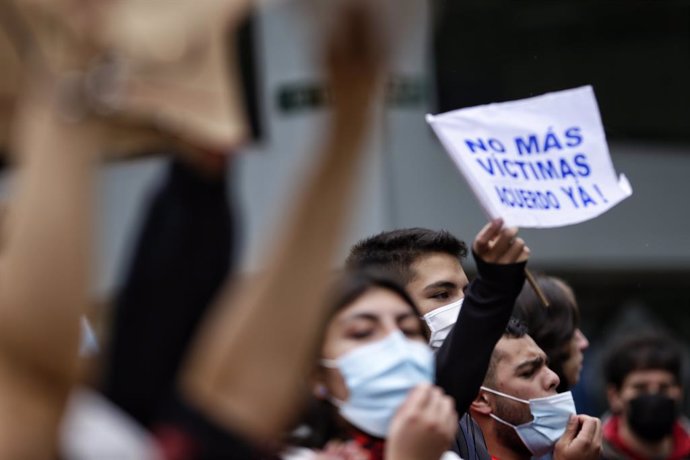 03 May 2021, Colombia, Bogota: Colombians take part in a march to demand more reforms in other sectors. Although the Colombian government withdrew a controversial tax reform after days of protests, organizations have called for more protests. Photo: Ser