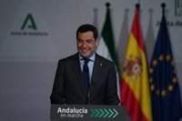 Moreno felicita a Ayuso por la "enorme y abrumadora confianza" recibida de los madrileños