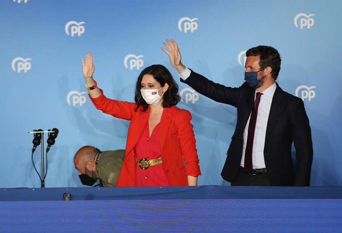 La presidenta de la Comunitat de Madrid i candidata a la reelecció pel PP, Isabel Díaz Ayuso; i el líder del PP, Pablo Casado