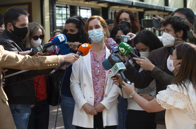 La candidata de Más Madrid a la Presidencia de la Comunidad de Madrid, Mónica García ofrece declaraciones a los medios después de acompañar a su padre, Sergio García Reyes, a ejercer su derecho a voto 
