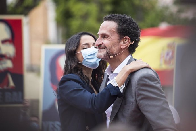 La presidenta de Ciudadanos, Inés Arrimadas (i), y el candidato del partido a la Presidencia de la Comunidad de Madrid, Edmundo Bal (d), durante un acto electoral en la Plaza del Dos de Mayo.