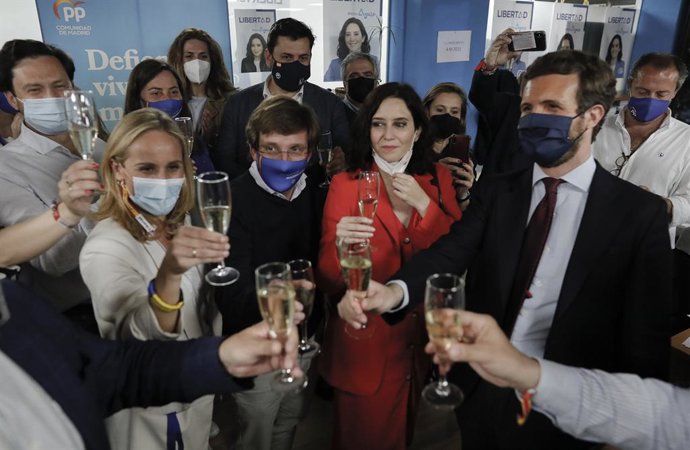 (I-D) L'alcalde de Marid, José Luis Martínez-Almeida; la presidenta de la Comunitat de Madrid i candidata a la reelecció pel PP, Isabel Díaz Ayuso; i el líder del PP, Pablo Casado, brinden per celebrar els resultats