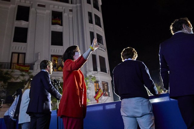 (I-D) El líder del PP, Pablo Casado; la presidenta de la Comunidad de Madrid y candidata a la reelección por el PP, Isabel Díaz Ayuso