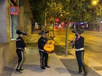 Un grupo de mariachis llega a la sede de Ciudadanos tras su desplome y quedarse fuera de la Asamblea de Madrid