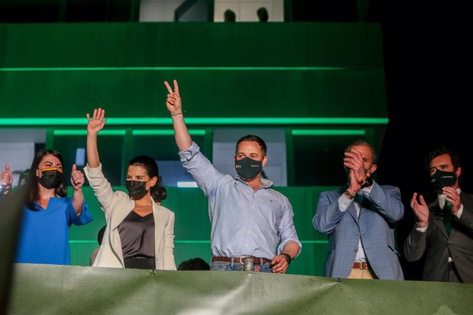 La candidata del partido a la Presidencia de la Comunidad de Madrid, Rocío Monasterio, y el presidente del partido, Santiago Abascal, celebran los resultados electorales.