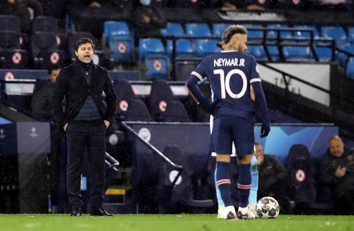 04 May 2021, United Kingdom, Manchester: Paris Saint-Germain manager Mauricio Pochettino on the touchline during the UEFA Champions League Semi-Final second leg soccer match between Manchester City and Paris Saint-Germain at the Etihad Stadium. Photo: M