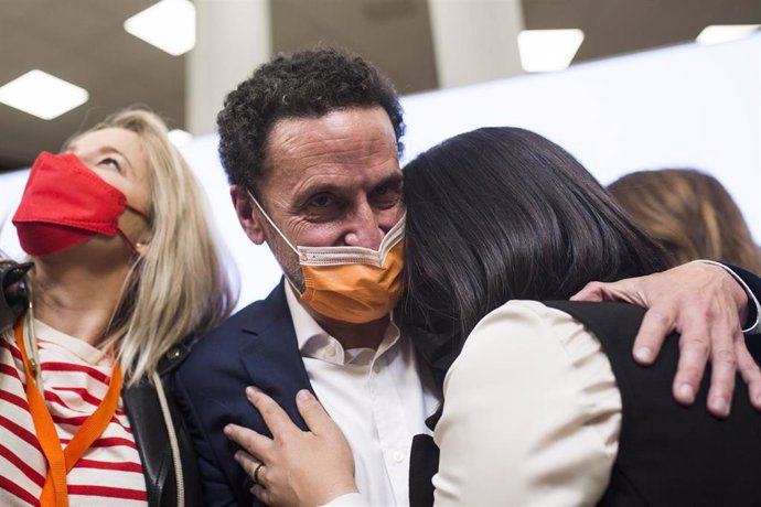 El candidato de Ciudadanos a la Presidencia de la Comunidad de Madrid, Edmundo Bal, abraza a una compañera durante una rueda de prensa tras las votaciones de la jornada electoral.