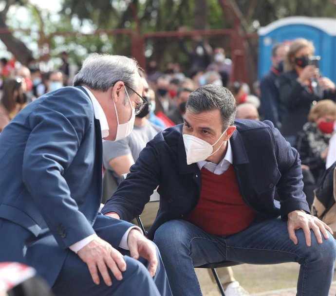 El candidato del PSOE a la Presidencia de la Comunidad de Madrid, Ángel Gabilondo (i) y el presidente del Gobierno, Pedro Sánchez durante el último acto de campaña del partido en el auditorio del Parque Forestal de Entrevías, a 2 de mayo de 2021, en Mad