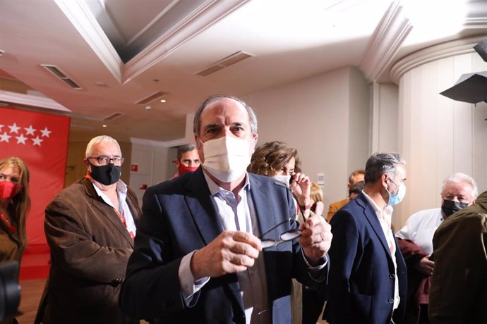 El candidato del PSOE a la Presidencia de la Comunidad de Madrid, Angel Gabilondo, momentos antes de ofrecer una rueda de prensa tras las votaciones de la jornada electoral