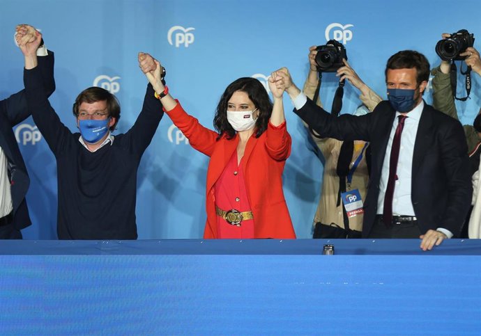 El alcalde de Madrid, José Luis Martínez-Almeida; la presidenta de la Comunidad de Madrid y candidata a la reelección por el PP, Isabel Díaz Ayuso, y el presidente del PP, Pablo Casado
