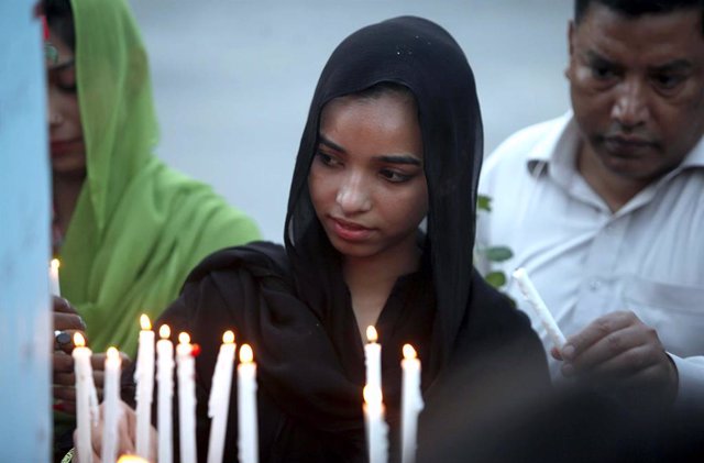 Archivo - 22 April 2019, Pakistan, Peshawar: Members of the Pakistani Christian community place flowers and candles as they pay tribute at St. John's Cathedral to the victims of Sri Lanka bomb attacks. A series of eight devastating bomb blasts ripped th