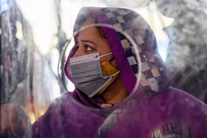 Una mujer espera para realizarse una prueba de coronavirus en India