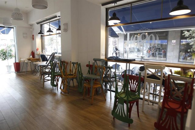 El interior de un bar, con las mesas y sillas recogidas, a 11 de abril de 2021, en Mallorca.