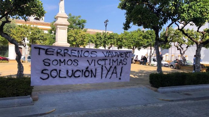 Cartel de protesta en Valencina por el conflicto de Estacada Larga