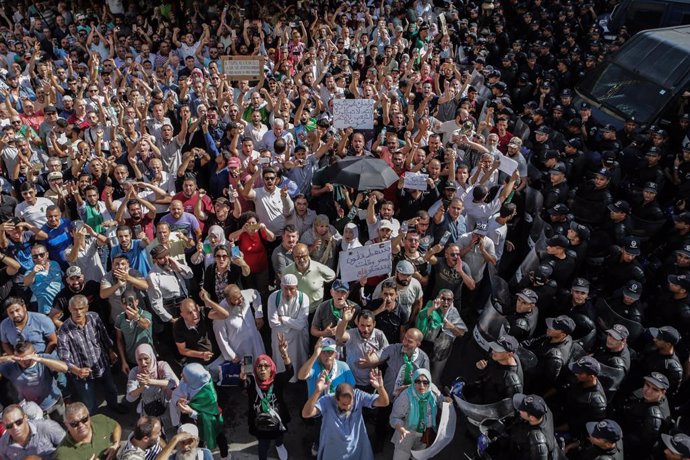 Archivo - Manifestación contra el Gobierno de Argelia en la capital, Argel