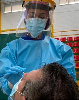 Una sanitaria realiza un test de antígenos del Covid-19 a un vecino de un municipio cordobés.