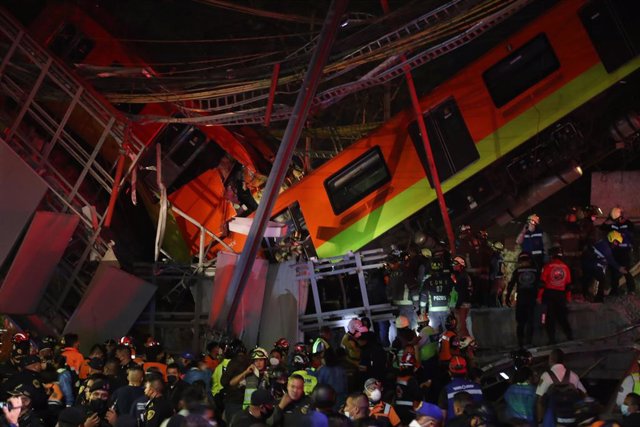 Rescatistas y paramédicos actúan en el accidente del metro de Ciudad de México.