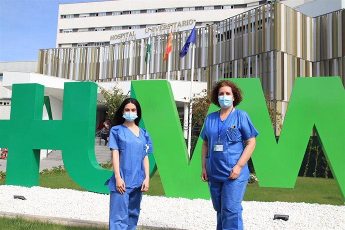 Matronas del hospital Macarena, a las puertas del edificio principal