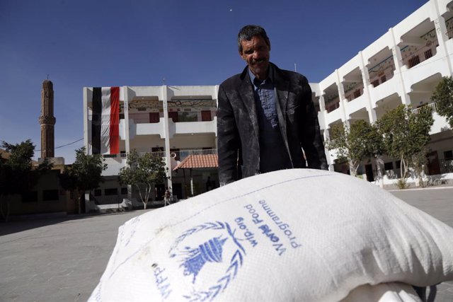 Archivo - Entrega de ayuda del Programa Mundial de Alimentos en Saná, Yemen