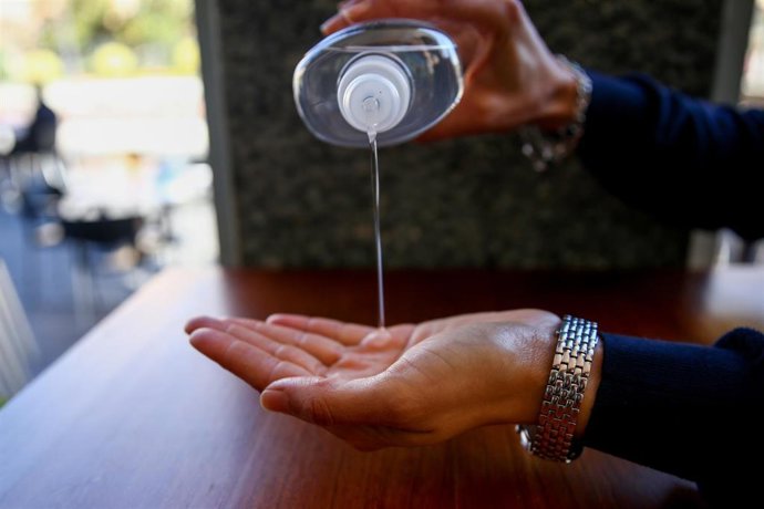 Archivo - Una persona se desinfecta las manos con gel hidroalcohólico.