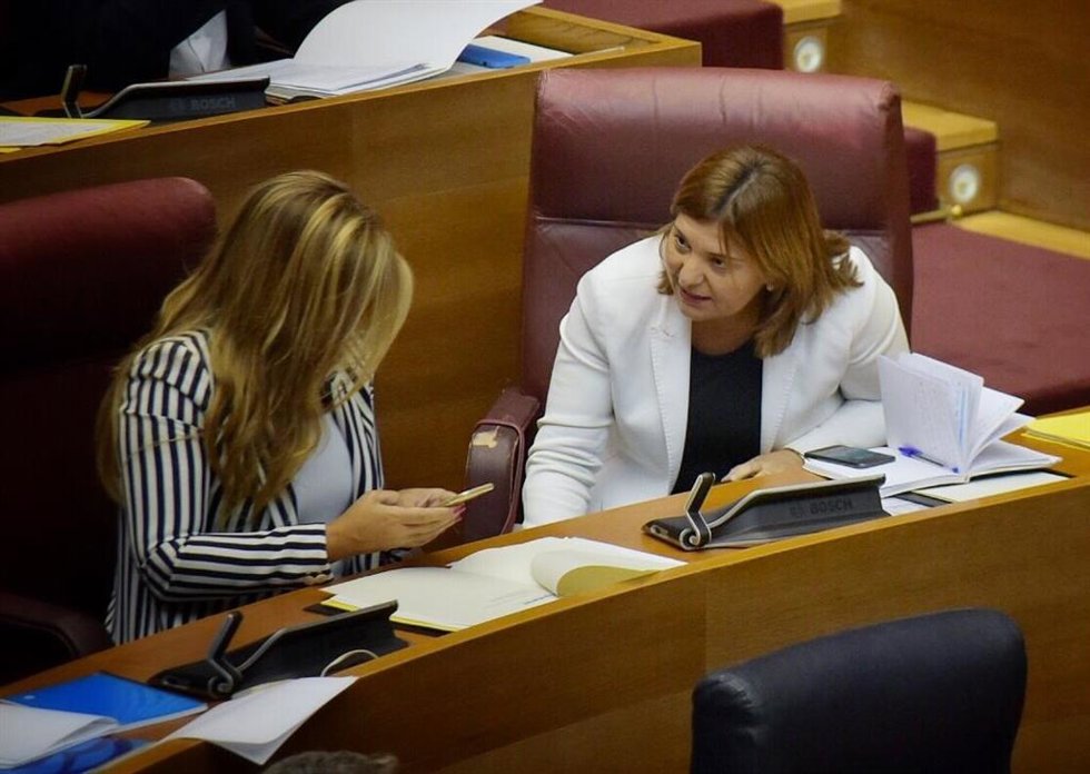Archivo - Isabel Bonig y Eva Ortiz en sus escaños en Les Corts en el pleno del 11 de septiembre de 2019