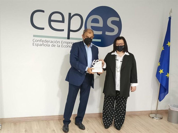 La presidenta de Covirán, Patro Contreras, y el presidente de la Confederación Empresarial Española de la Economía Social (CEPES), Juan Antonio Pedreño, en una reunión