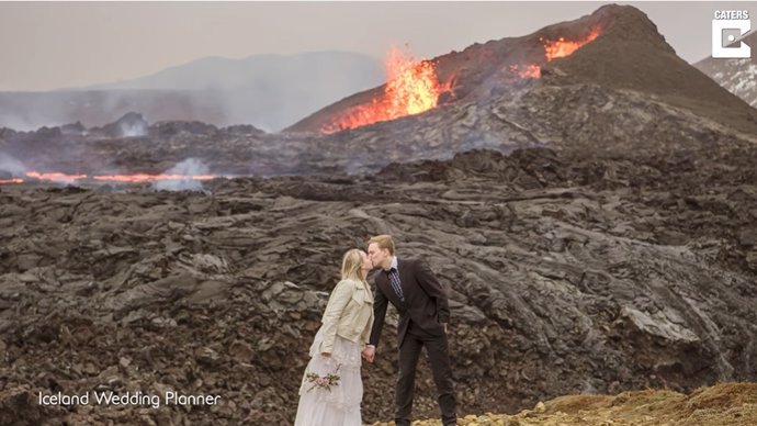 Esta pareja se hace un reportaje de fotos de compromiso frente a un volcán activo en Islandia