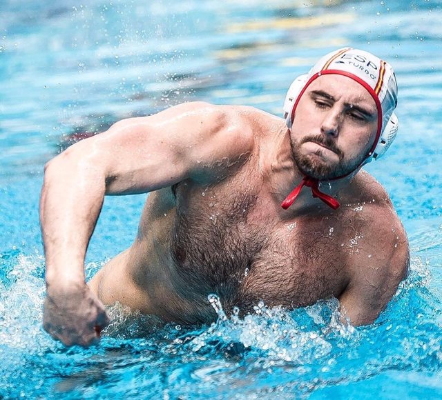 El jugador internacional español de waterpolo Víctor Gutiérrez en un partido con el CN Terrassa