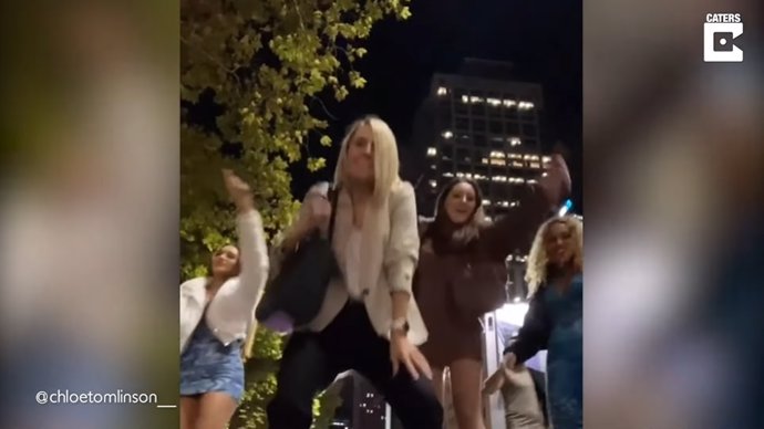 Un grupo de personas ve a una mujer que baila sola en la calle y decide unirse a ella